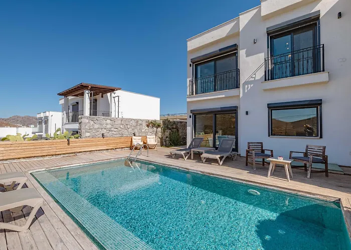 Elegant Private Pool & Stunning Views Vila