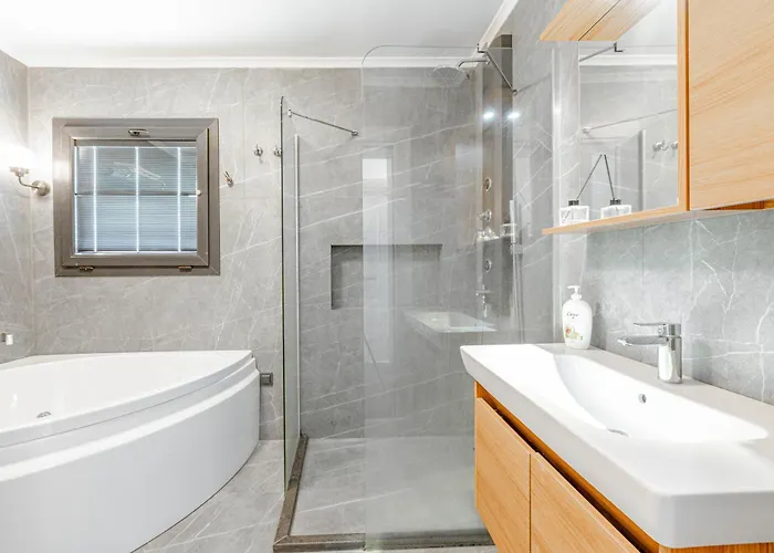 Elegant Private Pool & Stunning Views Vila