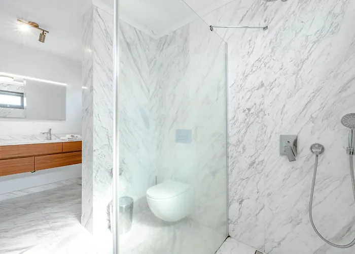 Elegant Private Pool & Stunning Views