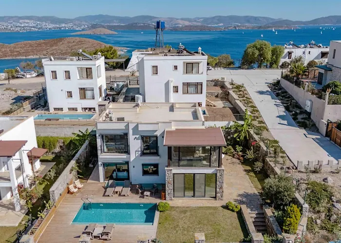 Elegant Private Pool & Stunning Views Villa *