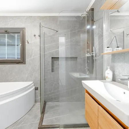 Elegant Private Pool & Stunning Views Willa