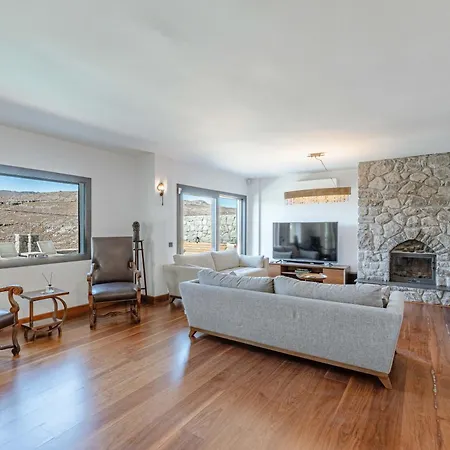 Elegant Private Pool & Stunning Views *