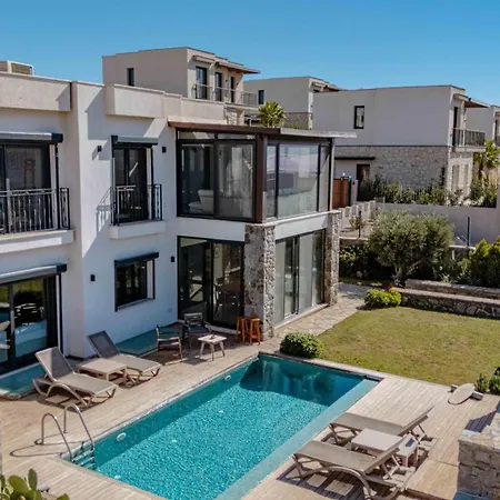 Elegant Private Pool & Stunning Views Villa