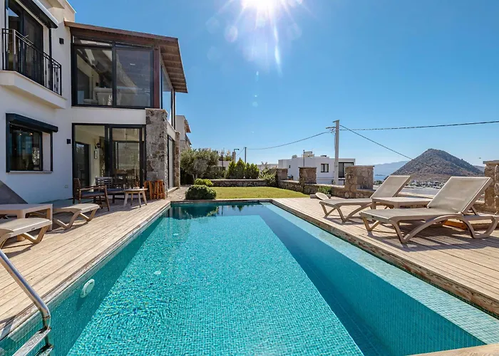 Elegant Private Pool & Stunning Views Villa *