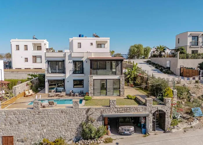 Elegant Private Pool & Stunning Views *