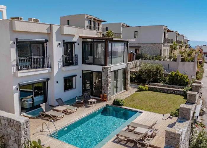 Elegant Private Pool & Stunning Views Villa